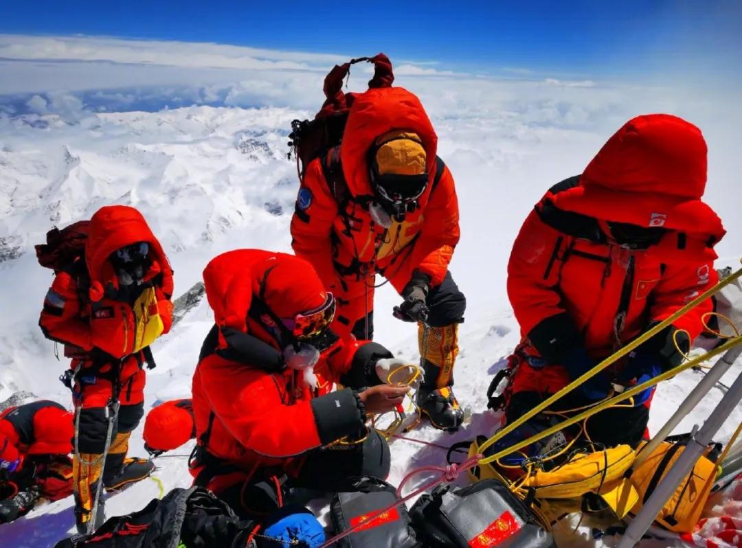 测量登山队员在峰顶使用华测北斗高精度定位设备